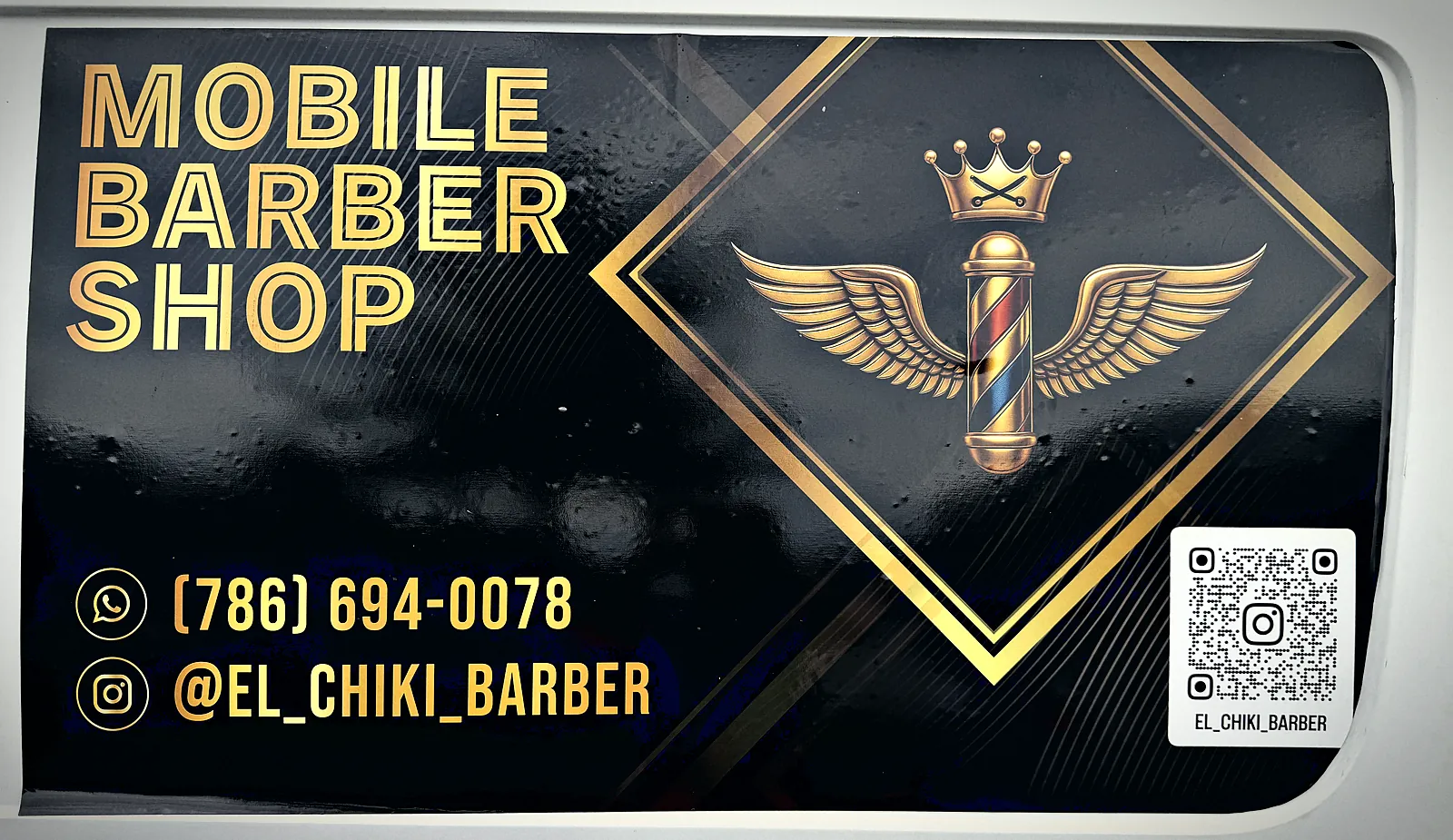 Rótulo negro y oro de la van: Mobile Barber Shop, (786) 694-0078, @el_chiki_barber